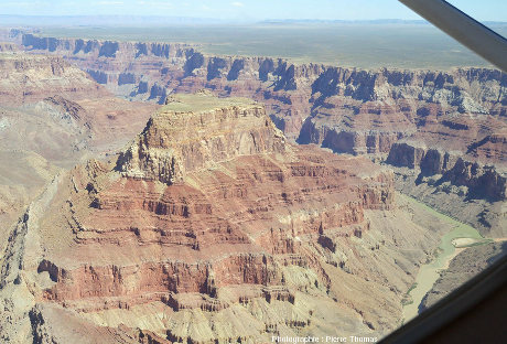 Le confluent Colorado / Petit Colorado photographié depuis la verticale du Colorado, en aval du confluent, Arizona (USA)