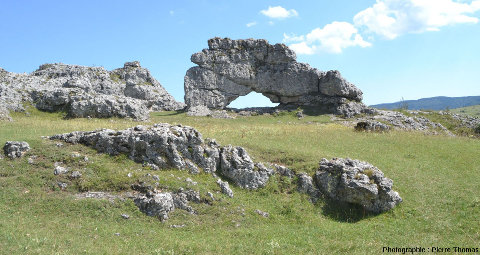 Relief ruiniforme du karst dolomitique autour du hameau du Veygalier (Lozère)