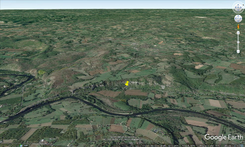 Le Causse de Martel (les 2/3 arrières de la photo) domine la plaine de la Dordogne de plus de 100 m