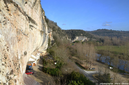 Le site de la grotte du Grand Roc, les Eyzies-de-Tayac-Sireuil (Dordogne), creusée par l'eau dans les falaises de calcaires du Crétacé supérieur qui dominent la Vézère