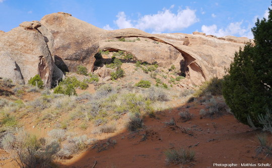 Landscape Arch, dans le Jardin du Diable (Devil's Garden), au Nord-Est de la Salt Valley, Parc national des Arches (Utah)