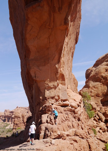 Base de la South Window où des fractures sont visibles, ainsi qu'un nouvel agent érosif : les touristes, Parc national des Arches (Utah)