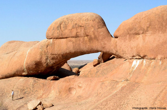 Arche dans le granite du Spitzkoppe, granite crétacé (130 Ma) de Namibie