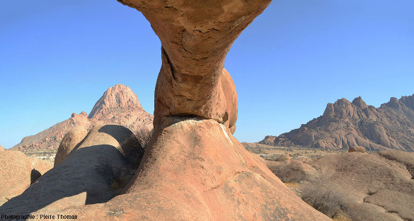 L'arche granitique du Spitzkoppe (Namibie), vue par en dessous, montrant la très faible épaisseur de cette arche en granite