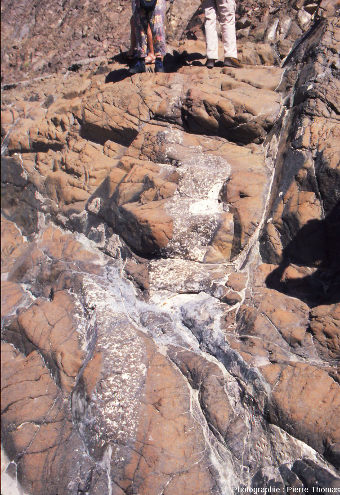 Zoom lointain sur un filon de gabbro recoupant la harzburgite du wadi Bani Kharus, Oman