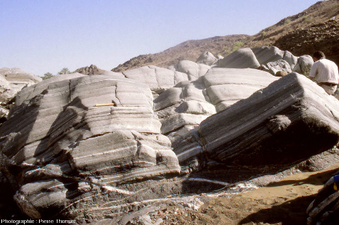 Zoom sur les gabbros lités de la figure 1, wadi Haylayn, ophiolite d'Oman