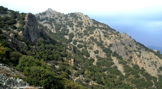 Filons de diabase / dolérite constituant l'ensemble de la montagne dominant le village de Lagoudera, ophiolite de Chypre