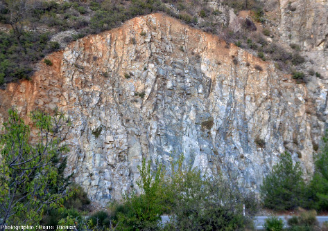 Zone du cortège filonien de l'ophiolite de Chypre près de Palaichori où les filons sont de deux natures (basique / acide)