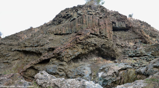 Alternance de basaltes en coussins, de coulées sans coussins et de pyroclastites, le tout recoupé par un filon de basalte qui traverse l'image en diagonale, falaise près de Malounta (Chypre)