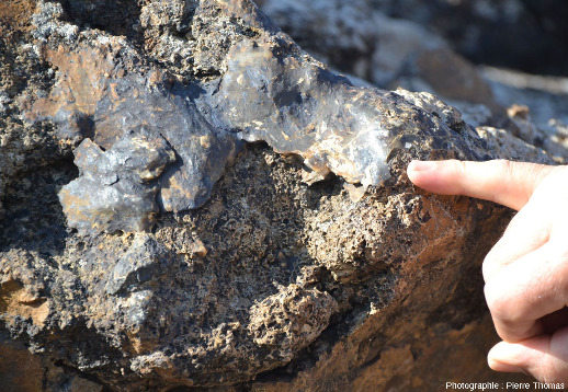 Détail de ces pillows hydrothermalisés sombres, ophiolite près de Kampia (Chypre)