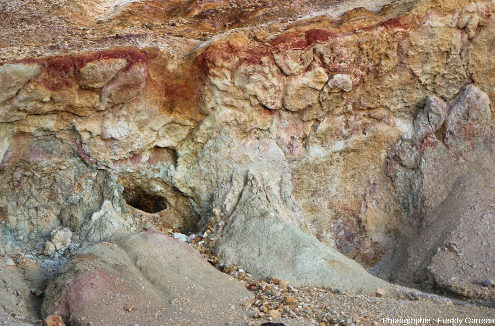 Vue rapprochée de la paroi d'une ancienne mine de cuivre de Chypre