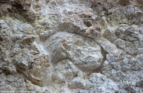 Vue de détail de la paroi d'une ancienne mine de cuivre, ophiolite de Chypre