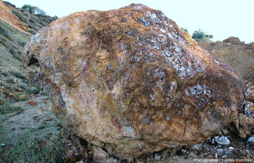 Pillow lavas moins argilisés et plus enrichis en oxydes de fer que dans les images précédentes (Chypre)