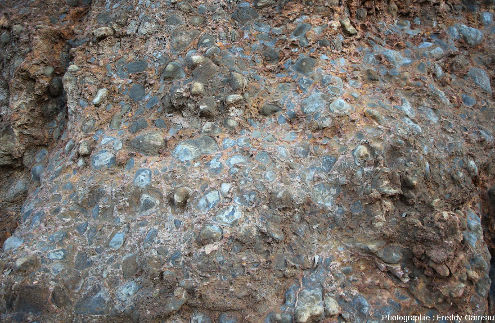 Vue de détail d'une autre paroi d'une ancienne mine de cuivre de Chypre