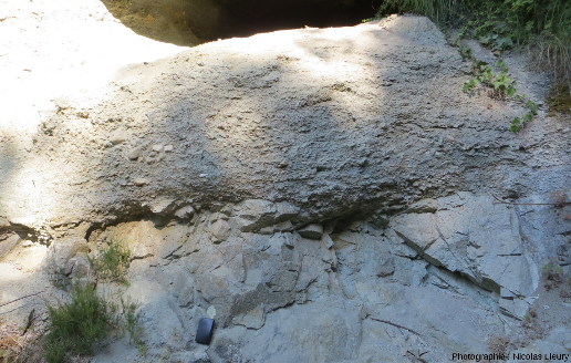 Contact entre les grès grossiers du Trias et le socle cristallin métamorphisé, vallée de la Baume (Ardèche)
