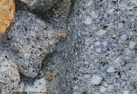 Gros plans sur des galets de la rivière O'Donnell (Philippines), échantillonnage aléatoire des roches cohérentes constituant le volcan Pinatubo