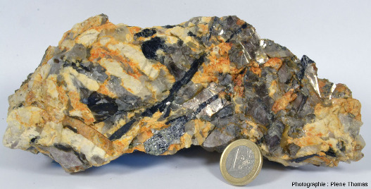 Deux zooms sur un échantillon de pegmatite classique à biotite, muscovite, feldspath et quartz