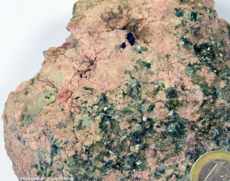 Vue plus globale de l'échantillon de pegmatite d'où proviennent le béryl et la tantalite des photos précédentes