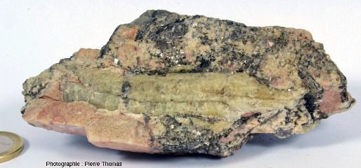 Beau béryl pierreux ramassé en 1972 dans des travaux d'une tranchée de route traversant le secteur 1 de la figure 6, vers Ambazac (Haute-Vienne)