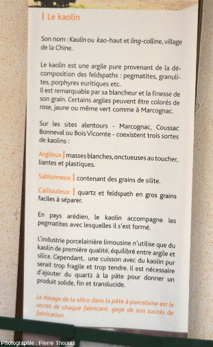 Panneau à l'intérieur du musée expliquant les différentes sortes de kaolin extraites des carrières des environs de Saint-Yrieix-la-Perche (Haute-Vienne)