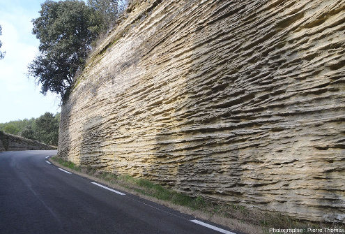 Stratifications obliques sur les parois d'une tranchée de route 200 m au Sud de Saumane de Vaucluse