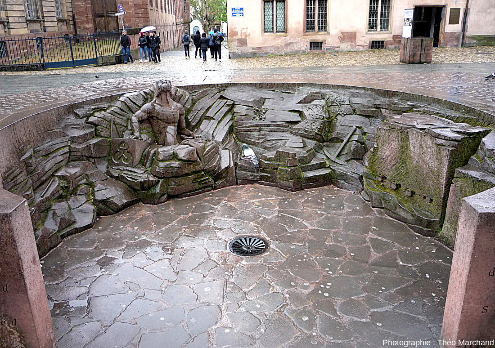 Monument en hommage aux artisans de la pierre, sur la place de la cathédrale de Strasbourg