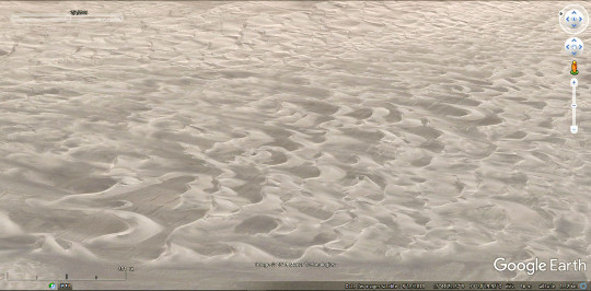 Vue aérienne de détail du champ de dunes des trois images précédentes