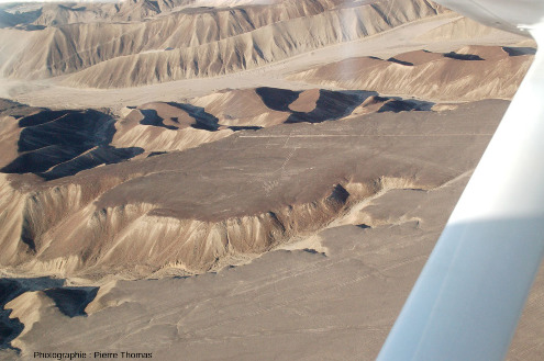 Vue aérienne sur l'extrémité d'un plateau situé entre des rios, disséqué par l'érosion et recouvert de géoglyphes et de lignes mystérieuses, plateau de Nazca, Pérou