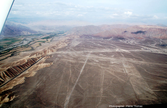 Vue aérienne sur l'extrémité Nord-Est du plateau de Nazca, plateau portant ses fameux et énigmatiques géoglyphes et autres lignes