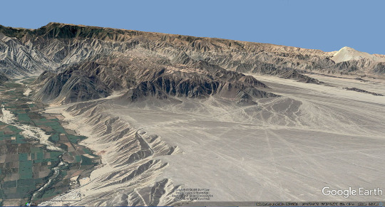 Image aérienne du même secteur du plateau de Nazca que sur l'image précédente