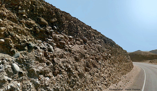 Tranchée creusée pour la route panaméricaine montrant la constitution des premiers mètres superficiels du plateau de Nazca : un mélange mal trié de galets, de graviers et de sable