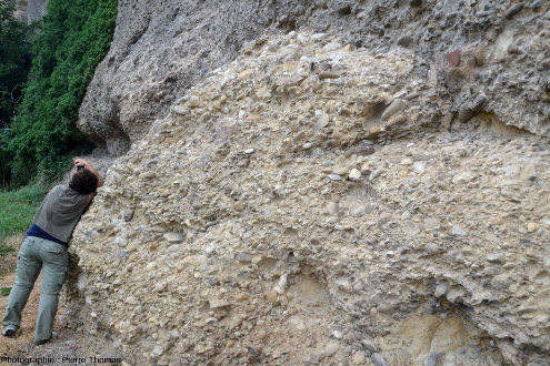 Détails des poudingues et de leurs galets arrondis photographiés au pied des pénitents, juste au Nord-Est du vieux village des Mées