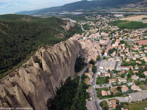 Photographie aérienne du village des Mées, Alpes de Haute Provence