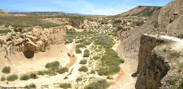 Mini-canyon creusé dans les couches tabulaires d'argile au sein des Bardenas Reales, Navarre espagnole
