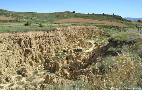 Zoom sur un rebord des Aguarales de Valpalmas montrant que l'érosion a entaillée une “plaine” enserrée entre des collines