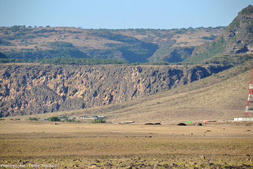 Vue de détail de l'extrémité Est du barrage de travertin oriental barrant le Wadi Darbat, Oman