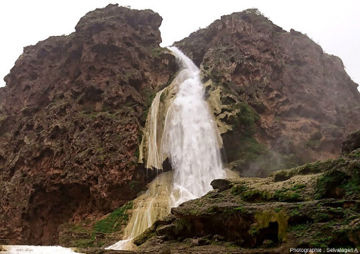 Vue de détail de la cascade du premier plan de la photo ci-dessus, Wadi Darbat, Oman