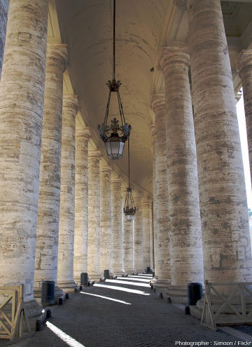Les colonnes du Bernin autour de la Place Saint Pierre au Vatican sont faites de travertin