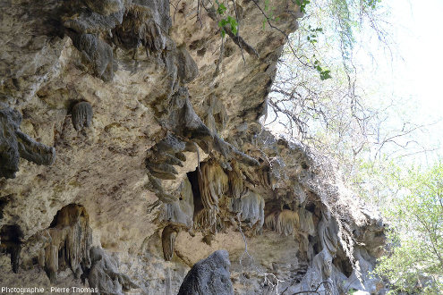 Zoom arrière montrant sur la même image les stalactites des figures 1 et 3, vallée du Wadi Darbat (Oman)