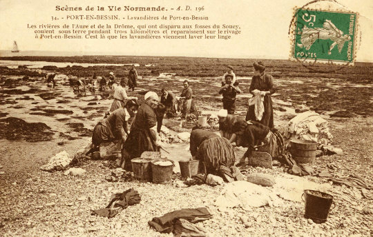 En 1900, à Port-en-Bessin, à marée basse, les résurgences d'eau douce permettaient de laver le linge à la plage
