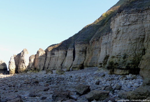Détail de la falaise montrant un bloc de calcaire se détachant