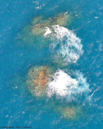 Zoom sur deux des petits récifs isolés au Nord-Ouest des figures 19 et 20, dans le bras de mer entre Elford et Moore Reefs