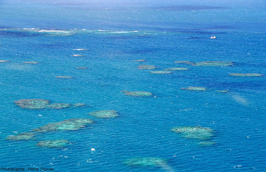Vue lointaine de récifs isolés au sein du quasi-lagon de Moore Reef