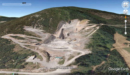 Vue aérienne de la carrière de Markina (Pays basque espagnol) exploitant le calcaire urgonien à fin de pierres et dalles semi-ornementales