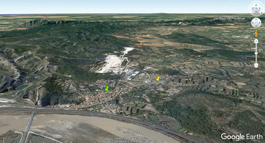 Vue aérienne de la ville d'Orgon et des carrières d'Omya (tâche blanche) au pied du massif des Alpilles