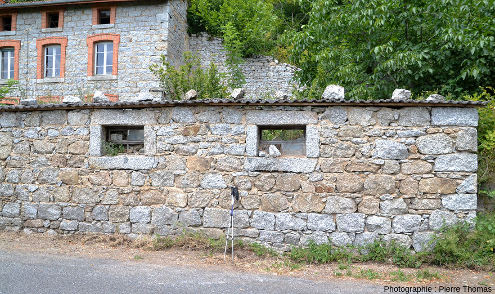 Maison, et ses dépendance, sur la commune de Saint-Julien-la-Vêtre bâtie avec du granite extrait de la carrière éponyme distante d'une centaine de mètres