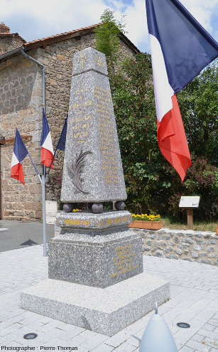 Le monument aux morts de Saint-Julien-la-Vêtre fait avec le granite extrait de la carrière éponyme
