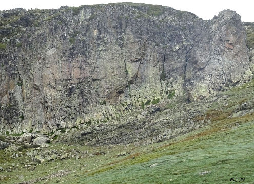 Une coulée d'andésite dont la base montre de beaux prismes, juste au Sud-Sud-Est du Pic du Midi d'Ossau, Pyrénées-Atlantiques