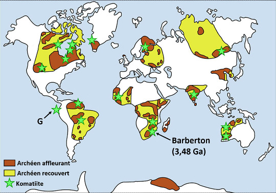 Carte du monde avec les boucliers archéens affleurants (en marron), les boucliers recouverts d'une série sédimentaire protérozoïque ou phanérozoïque (en jaune-vert) et les principales régions où affleurent des komatiites (étoiles vertes)