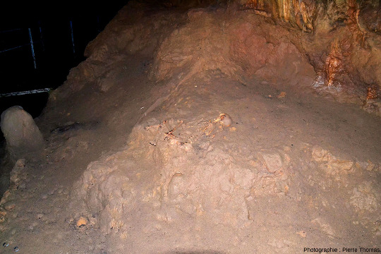Vue large sur un second squelette chalcolithique déposé bras et jambes repliés sur un dépôt d'argile à l'intérieur de la grotte de Foissac (Aveyron)